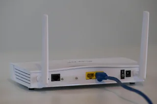 Router Wi-Fi com um cabo Ethernet ligado para comparar as duas ligações.