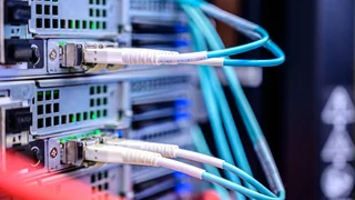 Equipamento de rede com cabos Ethernet ligados.
