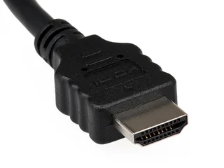 Ficha HDMI macho num cabo preto, com os contactos visíveis.